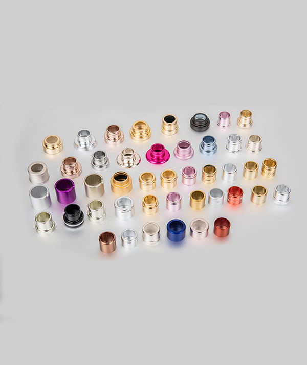 How do perfume bottle caps express fragrance characteristics